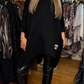 Haut ample asymétrique et pantalon uni, ensemble deux pièces