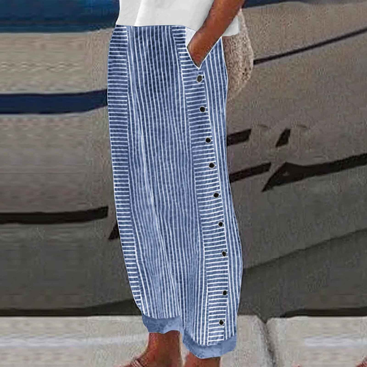 Pantalon rayé bleu confortable avec poches latérales