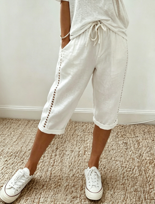 Pantalon d'été capri pour femme avec des détails en dentelle