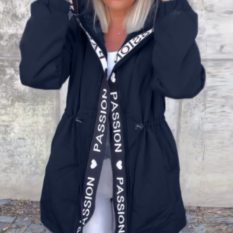 Veste tendance pour femme avec capuche et cordon de serrage à la taille