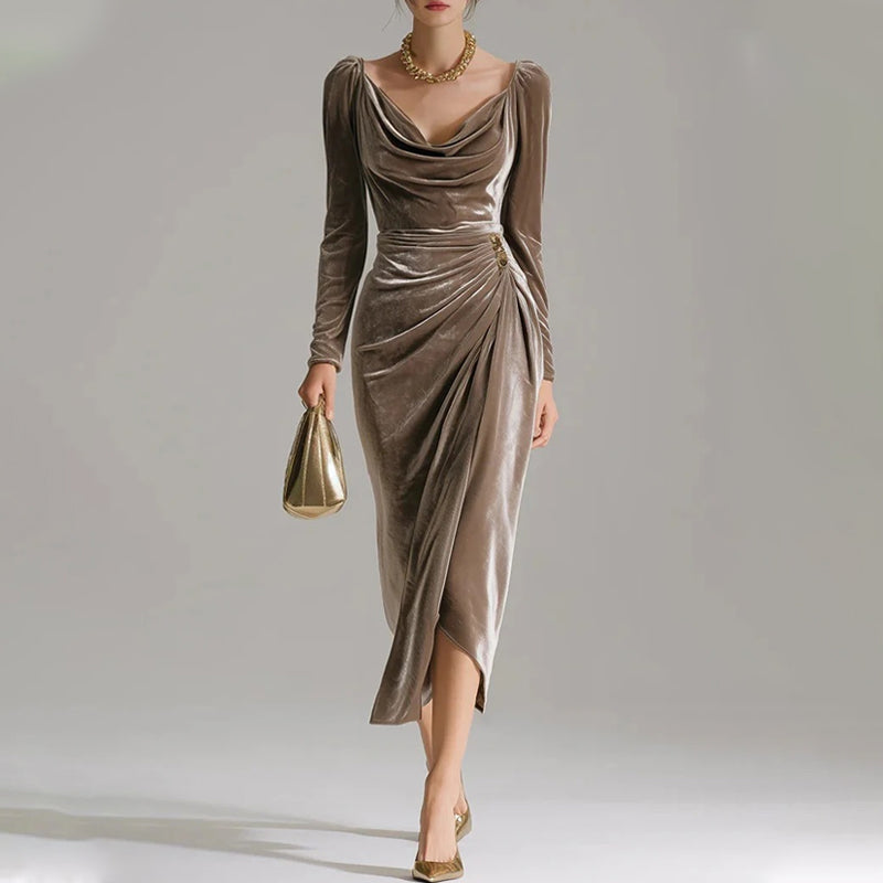 Robe à manches longues avec col, froncée et fendue