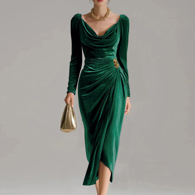 Robe à manches longues avec col, froncée et fendue