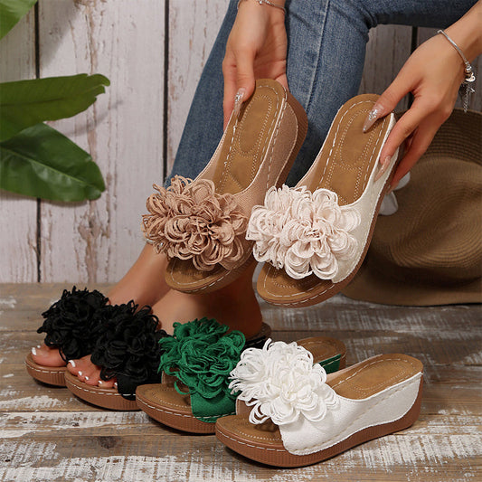 Sandales compensées à motif floral pour femme
